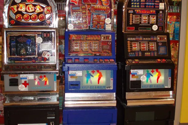 Drei Spielautomaten