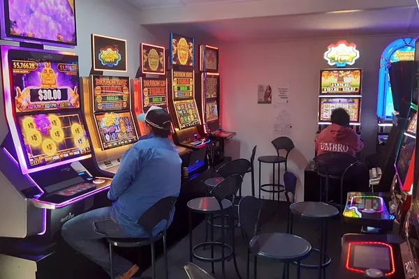 Spieler an Video-Poker-Automaten